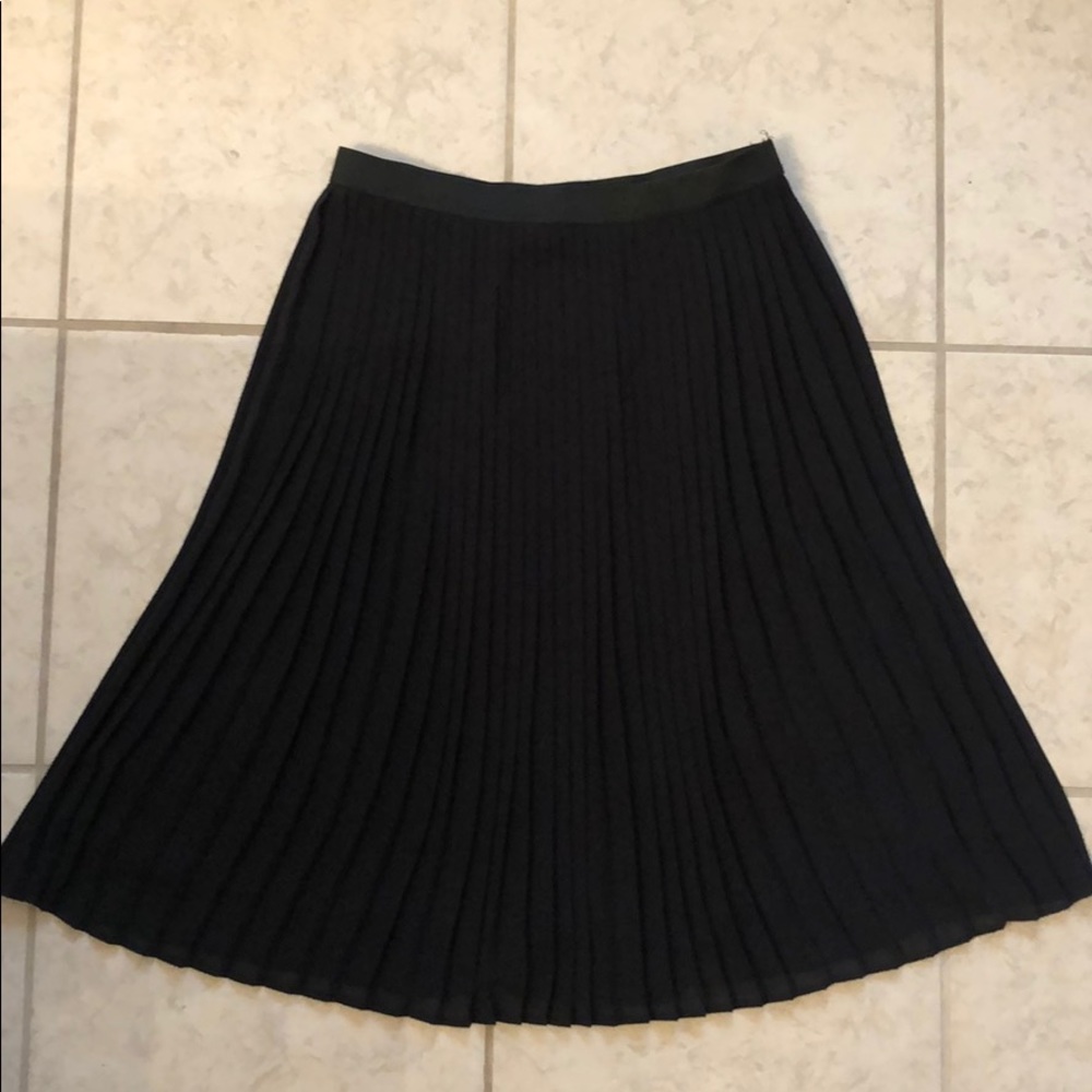 Beautiful black pleated skirt Brand New